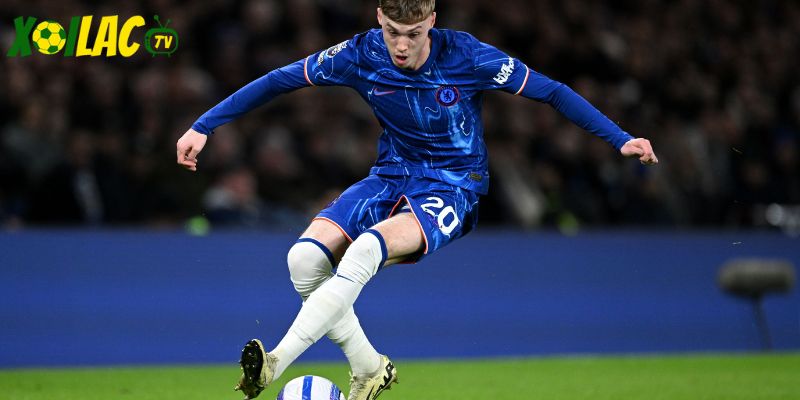 Cole Palmer chuyền bóng chính xác trong Nottingham Forest vs Chelsea tại City Ground.