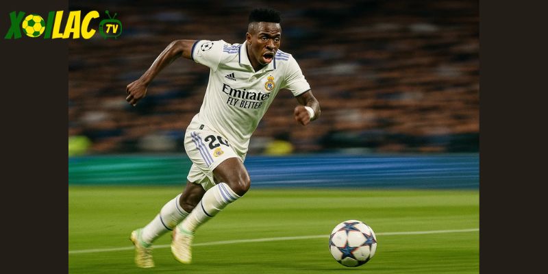 Vinícius Júnior rê bóng tốc độ trong Real Madrid vs Villarreal tại Bernabéu.